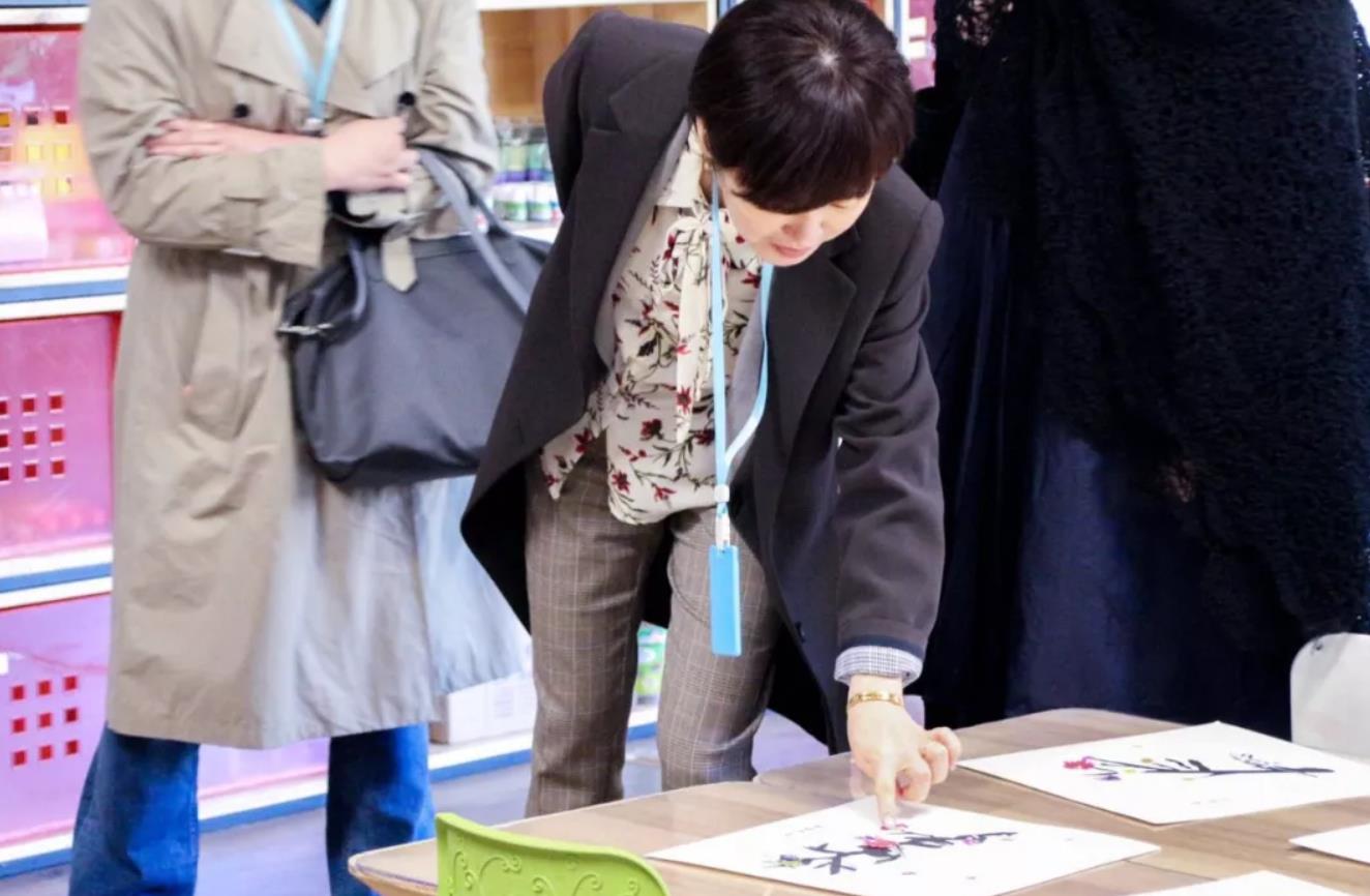 韓國(guó)FriendsMon代表參觀(guān)紅黃藍(lán)，與竹兜共同推進(jìn)教育項(xiàng)目合作